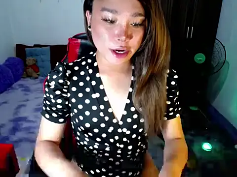 Urassiansweetcummer online show from March 26, 11:32 pm