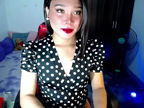 Urassiansweetcummer online show from May 24, 12:59 am