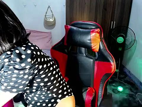 Urassiansweetcummer online show from June 17, 12:13 am