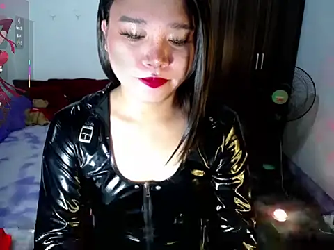 Snapshot of Urassiansweetcummer chatting on July 23, 1:52 am Urassiansweetcummer online show from July 23, 1:52 am