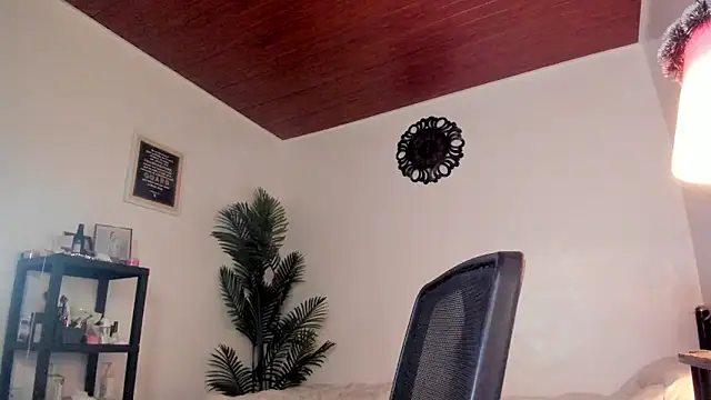 Snapshot of Tanya_Scott chatting on May 25, 4:24 pm Tanya Scott online show from May 25, 4:24 pm