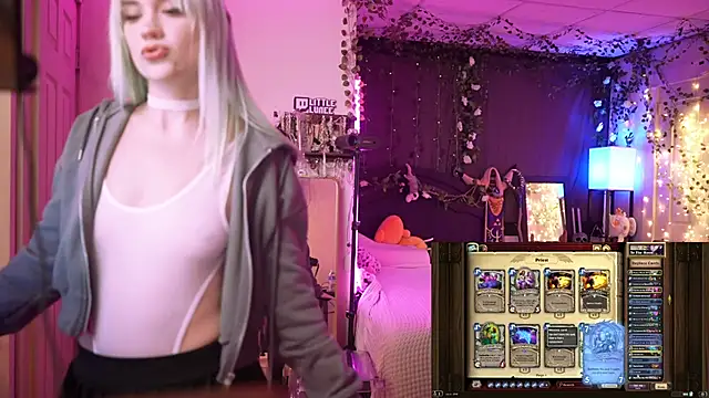 Snapshot of littlelune chatting on October 5, 2:32 am littlelune online show from October 5, 2:32 am