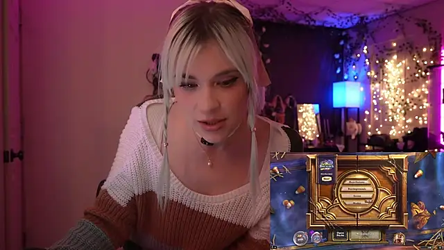 Snapshot of littlelune chatting on October 12, 12:20 am littlelune online show from October 12, 12:20 am