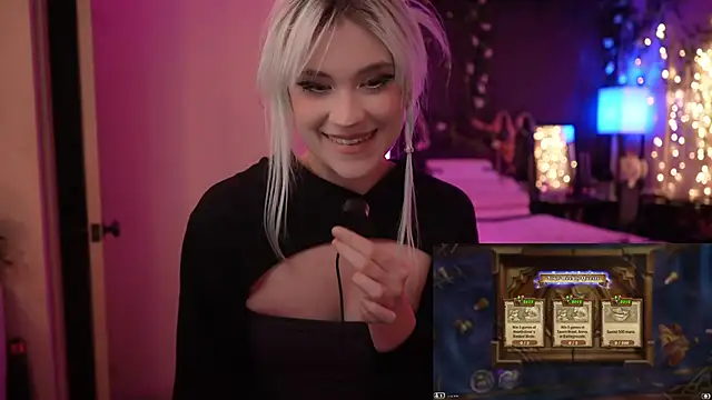 Snapshot of littlelune chatting on October 14, 12:00 am littlelune online show from October 14, 12:00 am