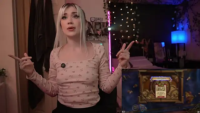 Snapshot of littlelune chatting on October 15, 12:44 am littlelune online show from October 15, 12:44 am