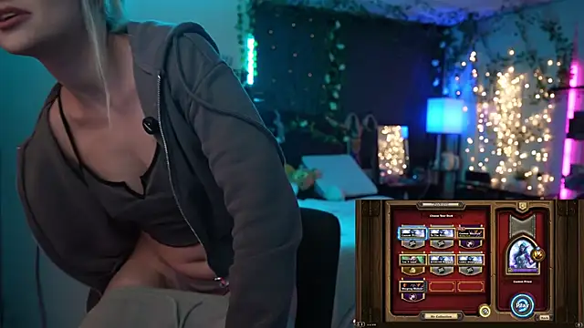 Snapshot of littlelune chatting on October 29, 1:41 am littlelune online show from October 29, 1:41 am