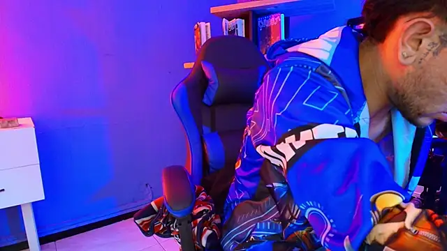 Snapshot of Thonixxx_mr chatting on February 24, 7:45 pm Thonixxx mr online show from February 24, 7:45 pm