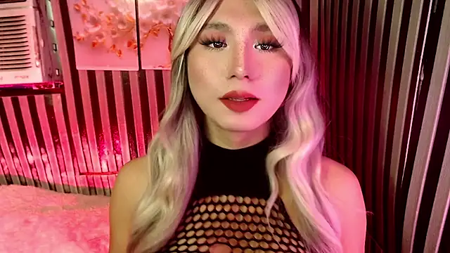 UrhotlucyTS online show from April 30, 7:04 am