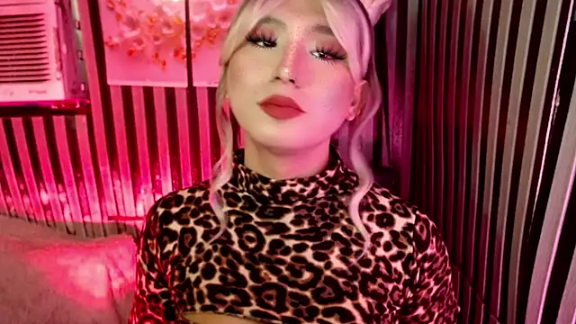 UrhotlucyTS online show from May 5, 6:54 am