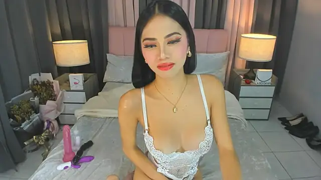 YlianaGivenchy online show from May 26, 3:19 pm