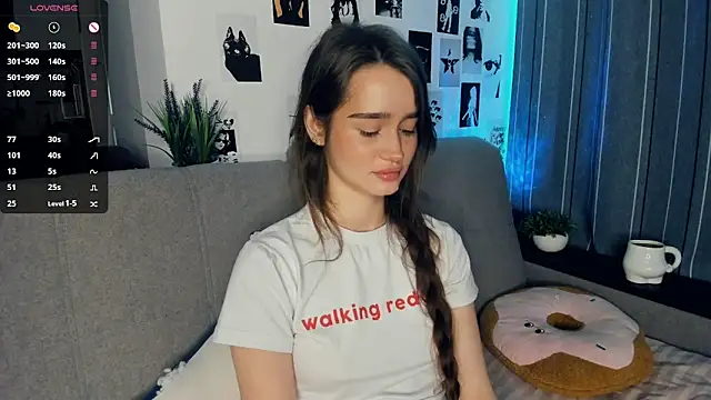 Snapshot of lovelyalivia chatting on October 22, 9:31 am lovelyalivia online show from October 22, 9:31 am