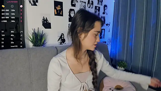 Snapshot of lovelyalivia chatting on October 25, 9:17 am lovelyalivia online show from October 25, 9:17 am