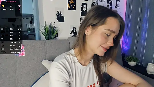 Snapshot of lovelyalivia chatting on October 26, 9:15 am lovelyalivia online show from October 26, 9:15 am