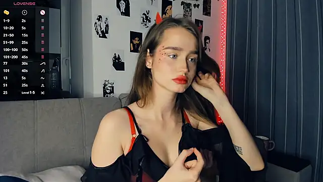 Snapshot of lovelyalivia chatting on October 31, 9:32 am lovelyalivia online show from October 31, 9:32 am