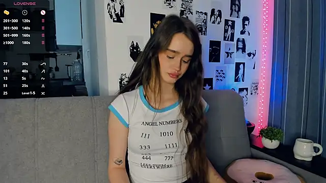 Snapshot of lovelyalivia chatting on November 1, 9:55 am lovelyalivia online show from November 1, 9:55 am