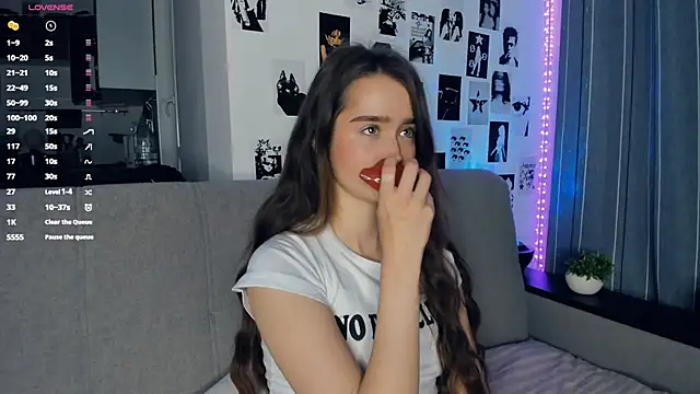 Snapshot of lovelyalivia chatting on November 17, 9:26 am lovelyalivia online show from November 17, 9:26 am