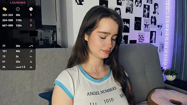 Snapshot of lovelyalivia chatting on December 3, 9:29 am lovelyalivia online show from December 3, 9:29 am