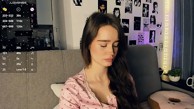 Snapshot of lovelyalivia chatting on December 16, 9:14 am lovelyalivia online show from December 16, 9:14 am