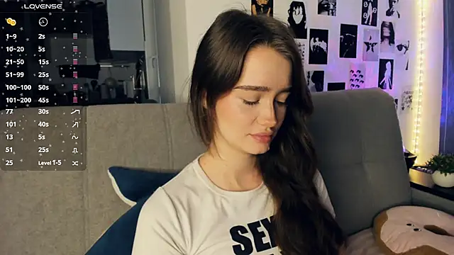 Snapshot of lovelyalivia chatting on December 17, 8:09 am lovelyalivia online show from December 17, 8:09 am