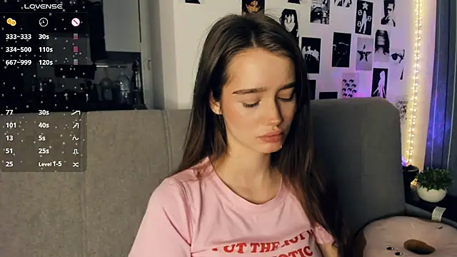 Snapshot of lovelyalivia chatting on December 21, 9:16 am lovelyalivia online show from December 21, 9:16 am