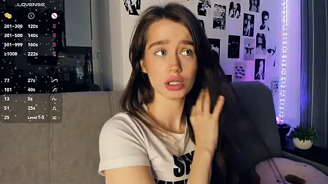 Snapshot of lovelyalivia chatting on December 22, 9:06 am lovelyalivia online show from December 22, 9:06 am