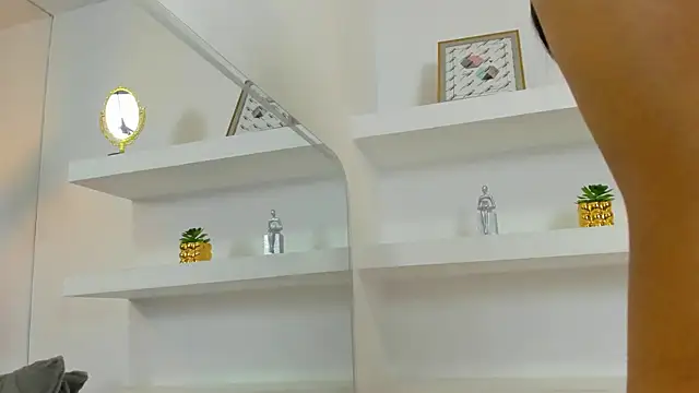 IsabellaMonet online show from October 3, 7:11 pm