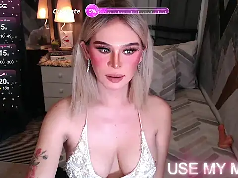 Snapshot of superhotangelxx chatting on April 21, 3:46 am superhotangelxx online show from April 21, 3:46 am