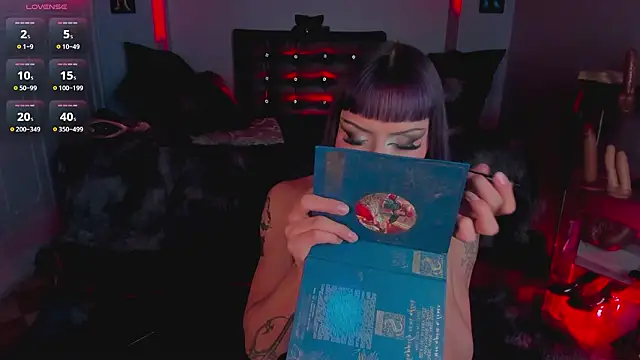 Snapshot of Draculairis chatting on February 8, 1:47 pm Draculairis online show from February 8, 1:47 pm