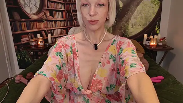 Snapshot of HaileeAtHome chatting on June 24, 5:01 pm HaileeAtHome online show from June 24, 5:01 pm