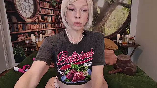 Snapshot of HaileeAtHome chatting on June 25, 4:44 pm HaileeAtHome online show from June 25, 4:44 pm