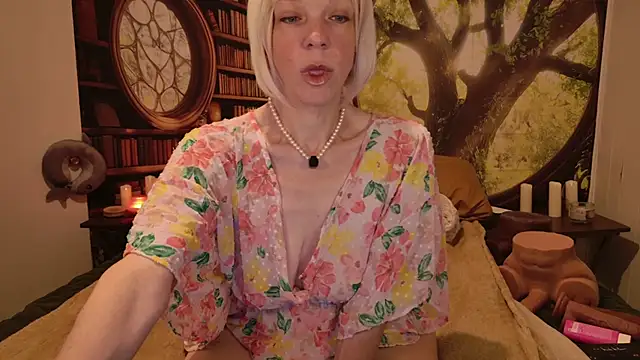 Snapshot of HaileeAtHome chatting on July 7, 11:03 am HaileeAtHome online show from July 7, 11:03 am