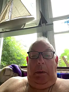 Snapshot of CharlieWeaver22 chatting on June 28, 10:43 am CharlieWeaver22 online show from June 28, 10:43 am