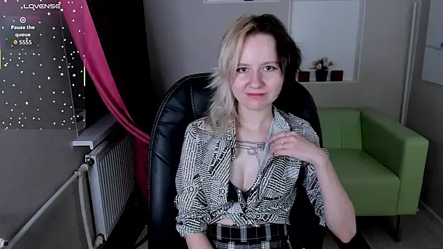 Snapshot of girl_next_doorr chatting on October 23, 1:21 pm girl next doorr online show from October 23, 1:21 pm