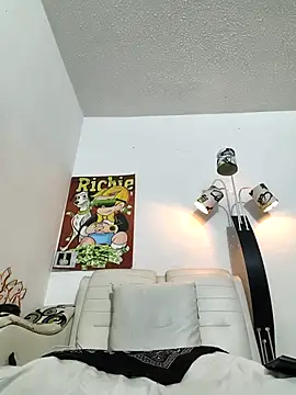 Snapshot of Thomasjons_ chatting on February 21, 1:50 am Thomasjons online show from February 21, 1:50 am