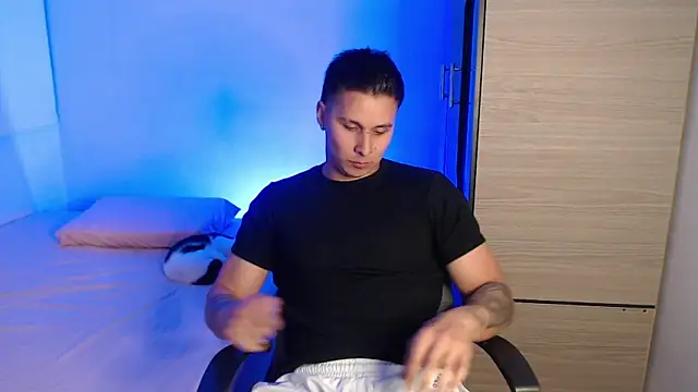 Snapshot of valentinosex1 chatting on February 10, 10:58 pm valentinosex1 online show from February 10, 10:58 pm