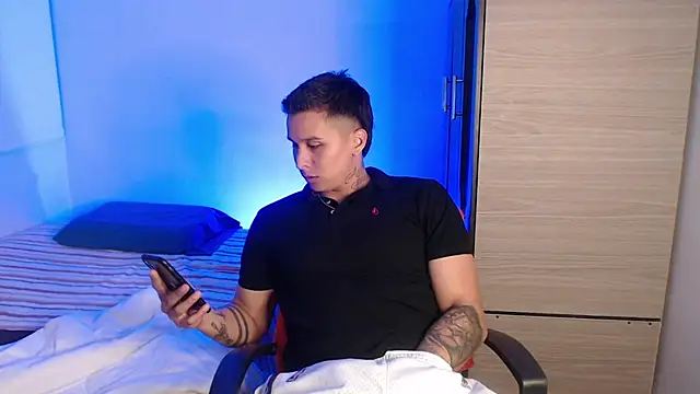 Snapshot of valentinosex1 chatting on February 27, 11:38 pm valentinosex1 online show from February 27, 11:38 pm