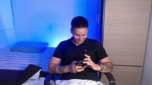 Snapshot of valentinosex1 chatting on March 5, 11:34 pm valentinosex1 online show from March 5, 11:34 pm