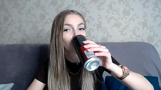 HitGyrl online show from November 12, 8:04 am