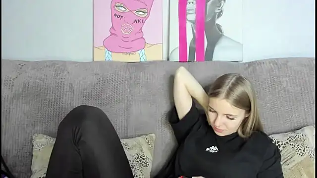 HitGyrl online show from November 27, 1:18 am