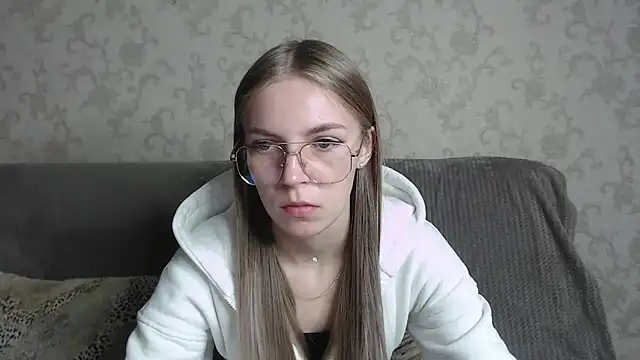 HitGyrl online show from March 7, 8:00 am