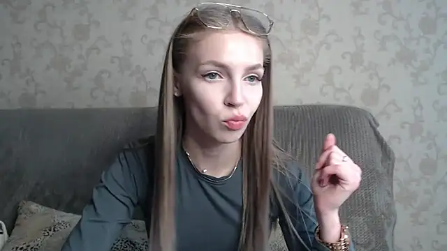 HitGyrl online show from May 12, 8:11 am