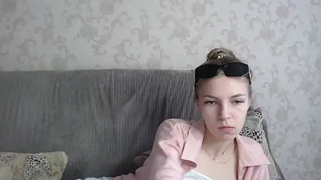 HitGyrl online show from May 28, 1:03 am