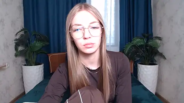 HitGyrl online show from May 31, 8:32 am