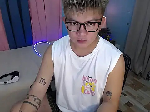 Snapshot of Fuckboii_intown chatting on July 9, 7:23 am Fuckboii intown online show from July 9, 7:23 am