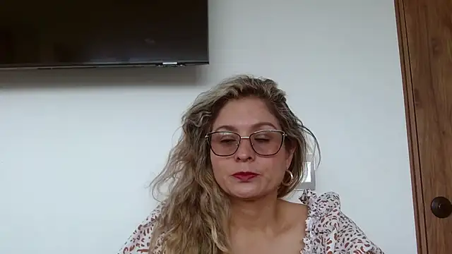 Snapshot of linda-mature43 chatting on October 13, 4:40 pm linda-mature43 online show from October 13, 4:40 pm