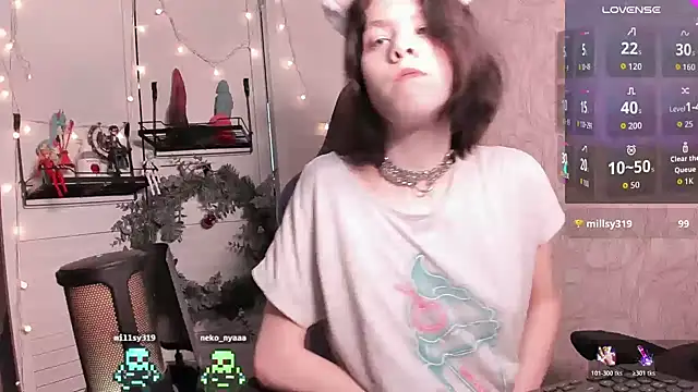 Snapshot of aestheticbeing chatting on December 18, 12:11 pm aestheticbeing online show from December 18, 12:11 pm