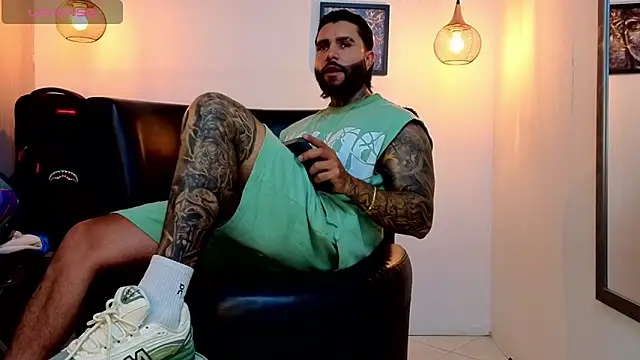 Snapshot of Apolo_rousse1 chatting on May 28, 8:28 pm Apolo rousse1 online show from May 28, 8:28 pm