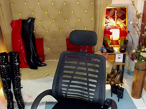 UrQueenDomCumTS online show from May 16, 2:19 am