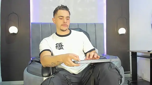 Liam walk  online show from November 20, 9:47 pm