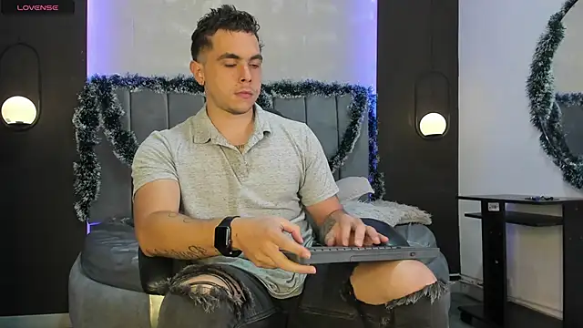 Liam walk  online show from November 24, 9:36 pm